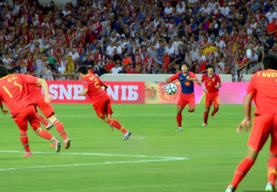 2013东亚杯中韩巅峰对决：激情与战术对决回顾