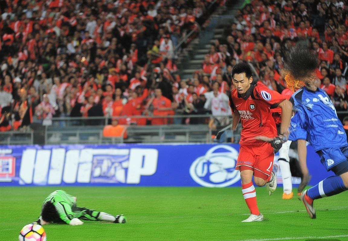 2010申花巅峰对决：激情盛宴，足球经典之战(图3)